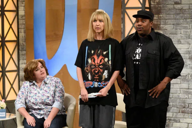 Gal Gadot" Episode 1727 -- Pictured: Aidy Bryant as Vanessa Rodgers, Heidi Gardner as AJ, Kenan Thompson as Sergeant Wall during "The Naomi Show" in...